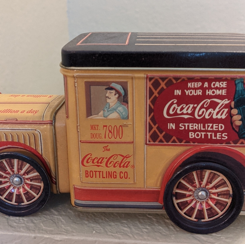Collectible Coca Cola tin delivery truck with metal wheels and driver!!!